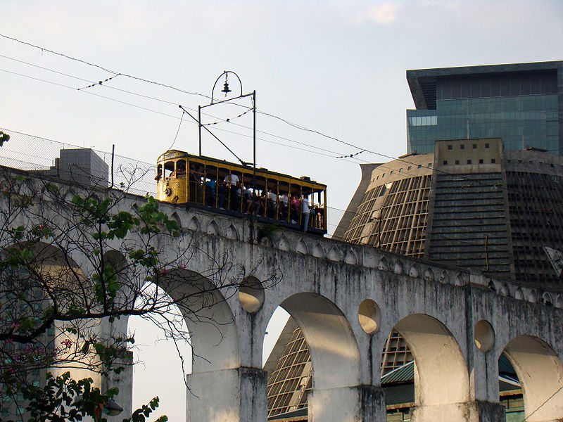 Santa Teresa tram over the aqueduct arches