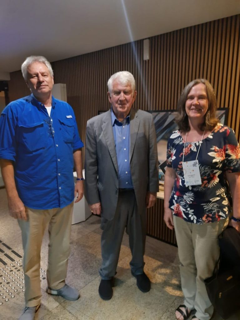 A group of people standing in a room
AI-generated content may be incorrect.